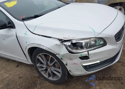 2015 Volvo V60 Cross Country T5 Platinum z USA, uszkodzony, nr VIN YV4612HM4F1000030